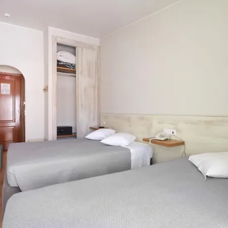 Nova Hotel *